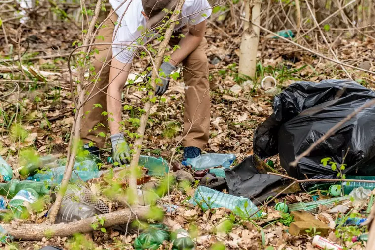 Peste 500 de voluntari s-au alăturat campaniei O Românie Curată Începe de Acasă! 3.000 de kg de deșeuri colectate în 5 orașe din România, dintre care 1.000 de kg reciclate
