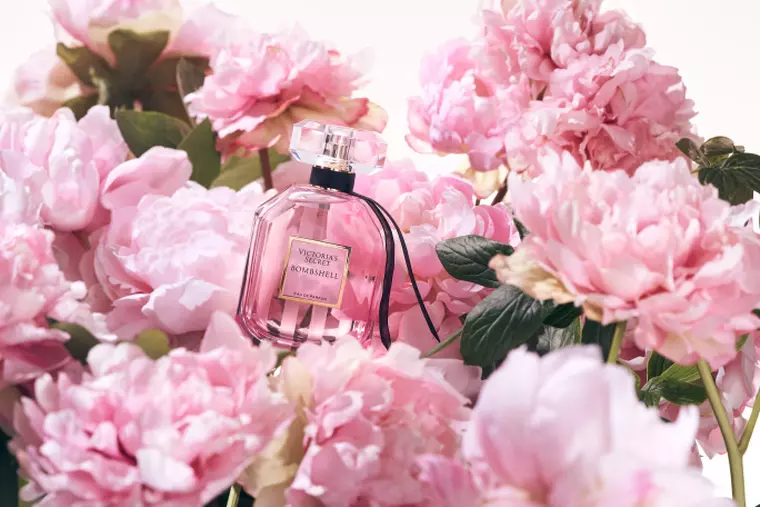 Victoria’s Secret dezvăluie noua față a parfumului Bombshell, Camila Cabello, în prima campanie bilingvă a mărcii