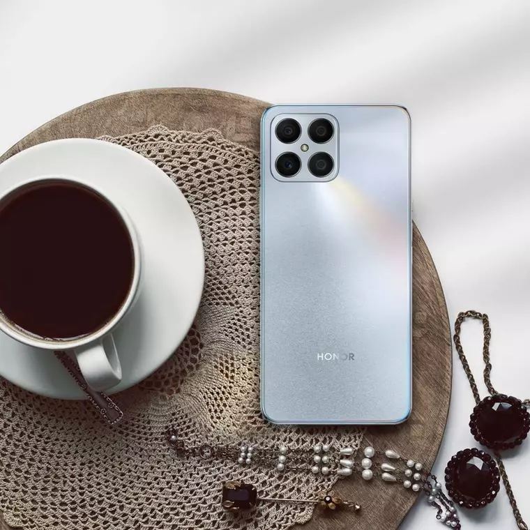 Noul smartphone HONOR X8 - accesoriul care îți completează perfect orice ținută în această vară