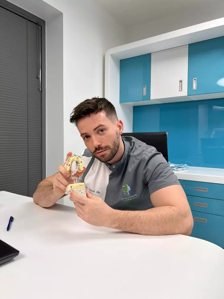 Ai indicație de implant dentar? Ce riști dacă nu urmezi sfaturile medicului stomatolog, dr. Alin Gabor