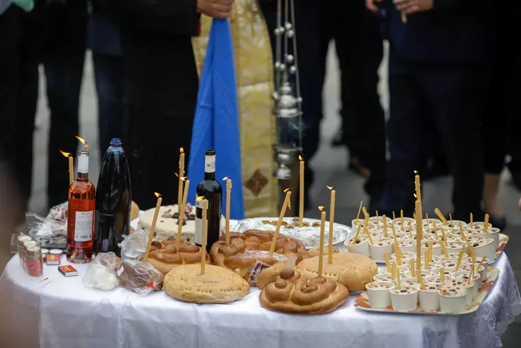 Ce se împarte la moșii de vară! Ce spune tradiția despre pomana moșilor