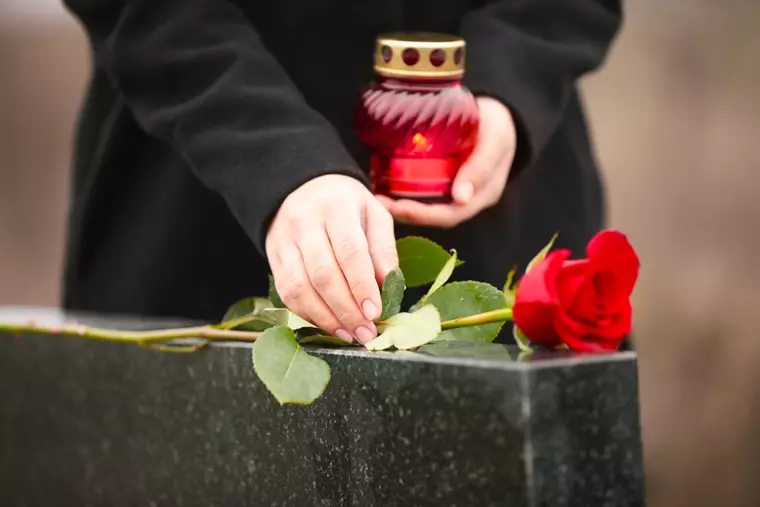De ce se aprind lumânări la cimitir, la mormintele celor dragi
