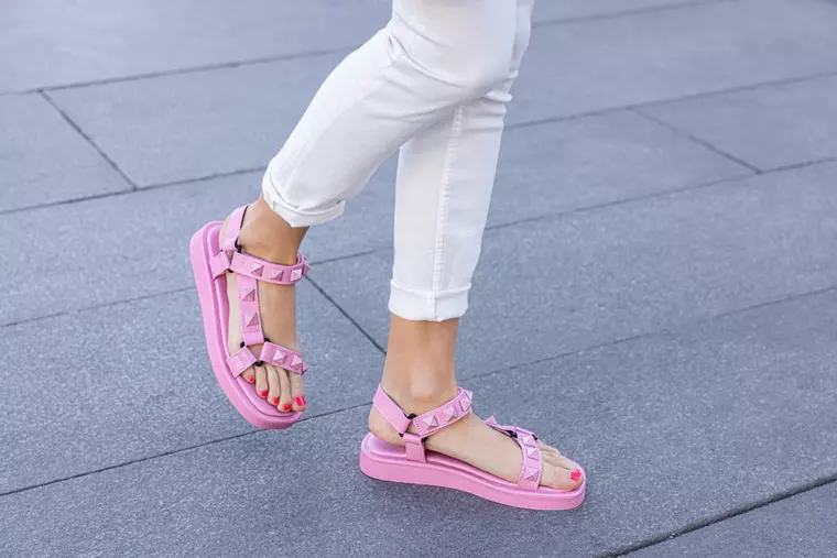 Tendințe: 3 perechi de sandale perfecte pentru jeans