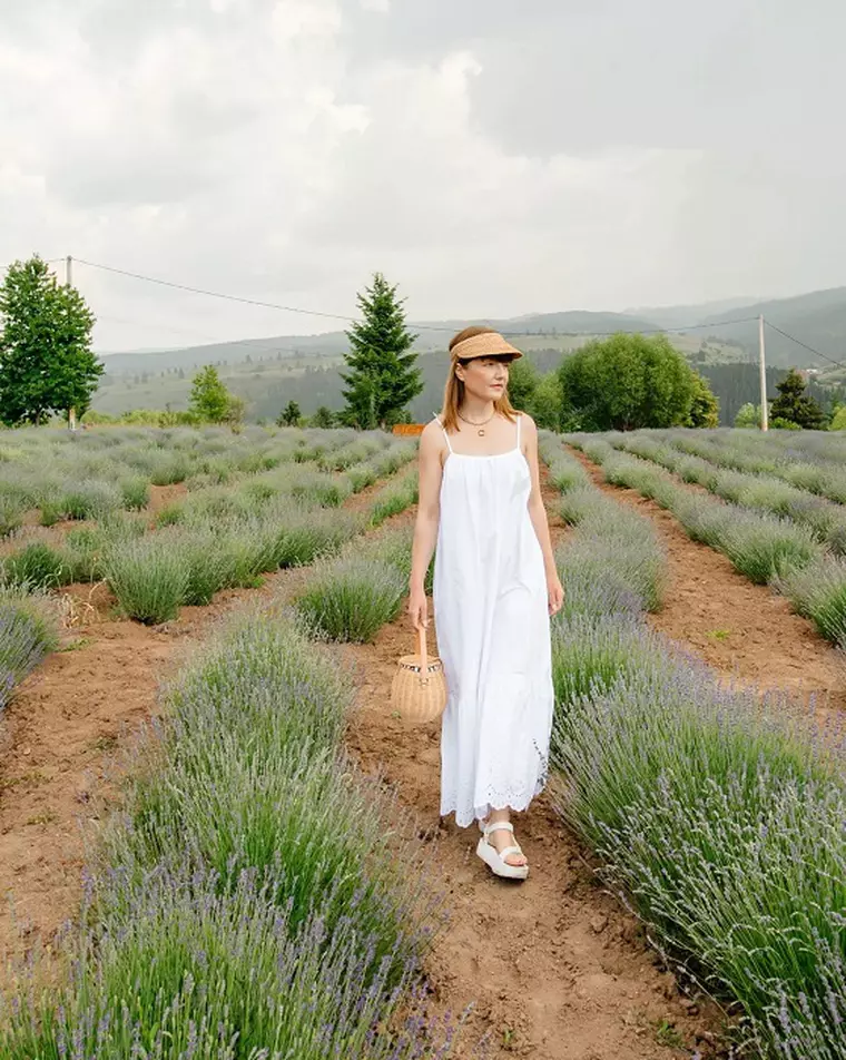 Alexandra Ungureanu are un nou iubit? Artista, surprinsă în ipostaze tandre în compania unui bărbat celebru