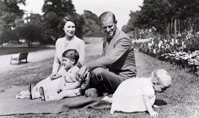 Prințesa Anne și al Prințul Charles pe vremea cand erau copii. alaturi de  Regina Elisabeta a II-a și a Prințul Philip