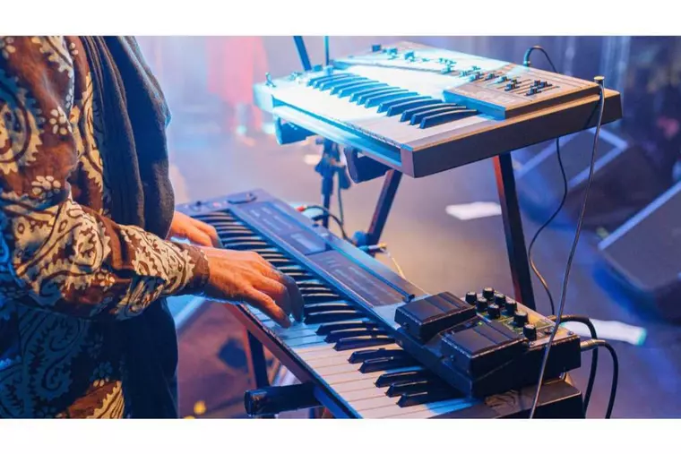 Te-ai gândit să lansezi o trupă muzicală unică în România? Descoperă de ce instrumente muzicale vei avea nevoie!