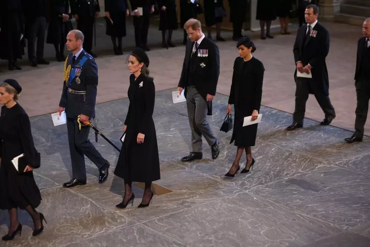 Ce gest emoționant a făcut de Meghan Markle în fața sicriului Reginei Elisabeta a II-a