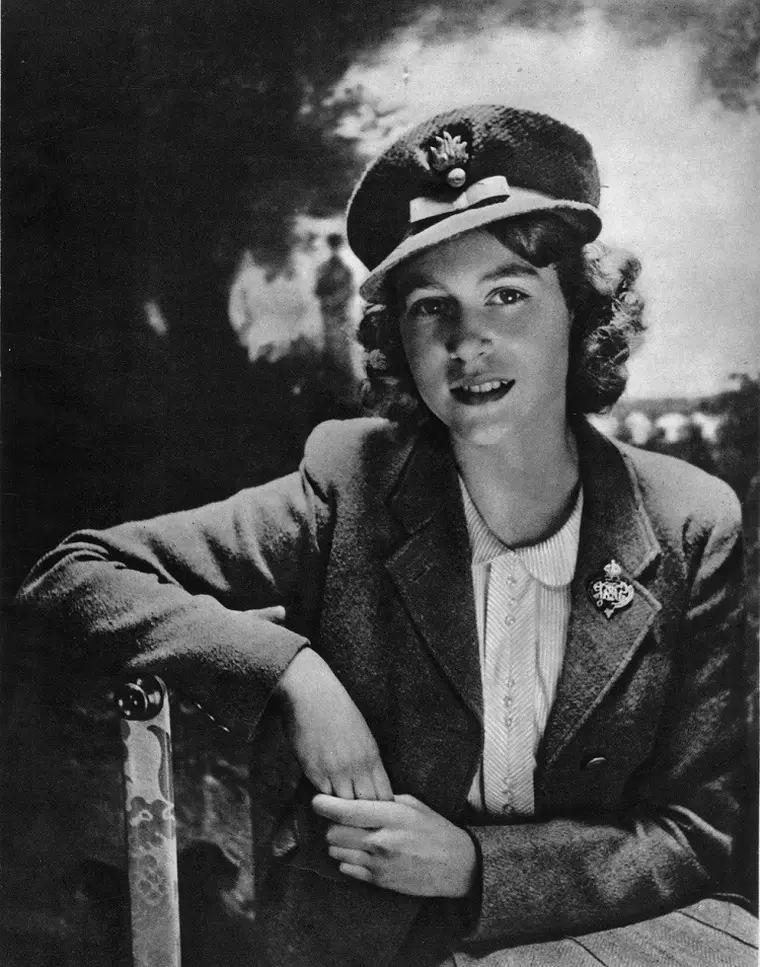 regina angliei pe vremea cand era printesa mostenitoare Elisabeta, în 26 decembrie 1942, purtand însemnele Gărzilor Grenadier. Un portret realizat în Sala Bow de la Palatul Buckingham.
