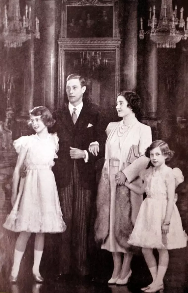 regina elisabeta a II-a, alături de sora ei, prințesa margaret, și părinții lor, regele george al VI-lea și Elisabeta regina mama