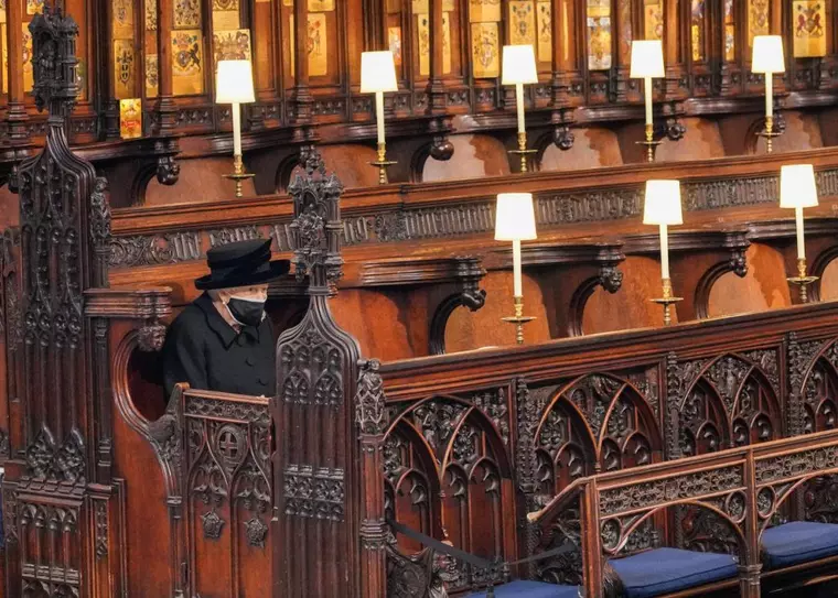 Regina Elisabeta, singura la Capela St. George de la Castelul Windsor, la funeraliile sotului ei, printul Philip