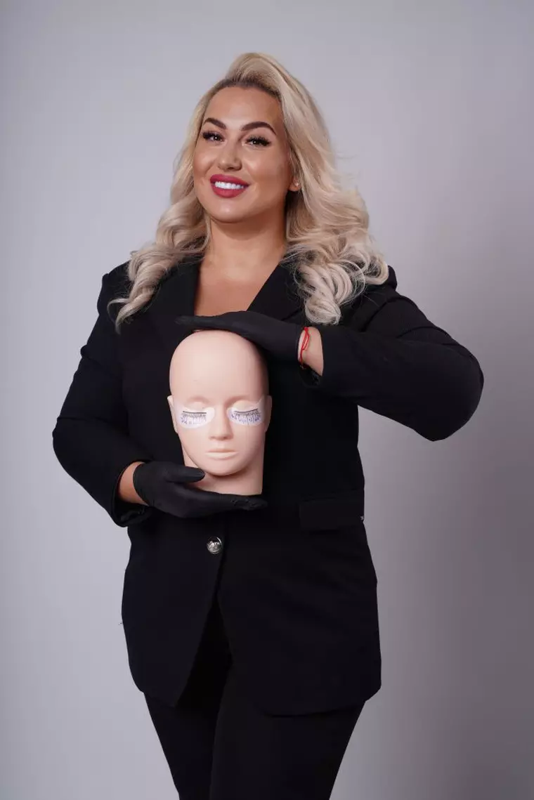 Una dintre primele academii de frumusețe din Europa vă așteaptă la cursuri, cu multe surprize!