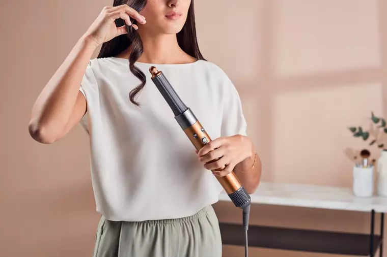 Trenduri în aranjarea părului în sezonul de toamnă: cât de ușor pot fi realizate cu noul Airwrap multi-styler de la Dyson