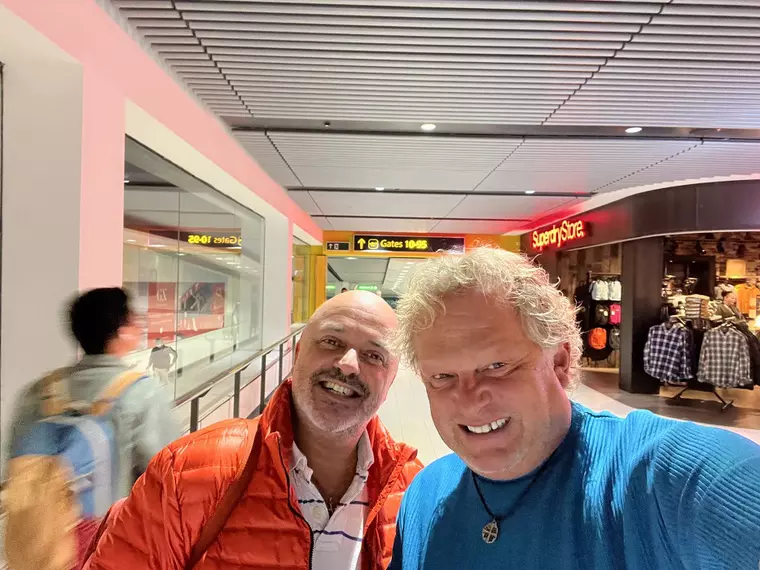 Anunțul lui Leonard Miron, după 22 de ani de relație cu iubitul. "Trebuie până la sfârșitul anului!"