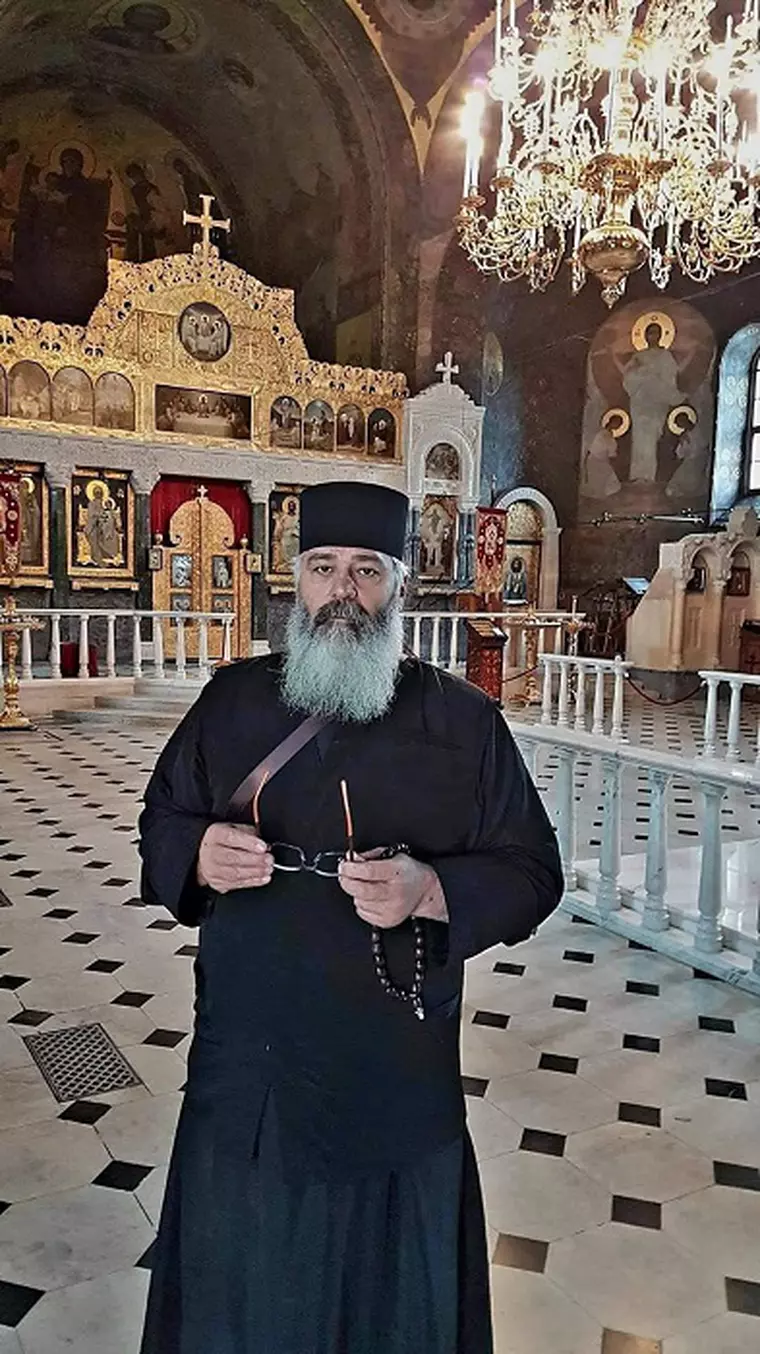 Părintele Calistrat, filmat în timp ce lovește o femeie. Scandalurile în care a fost implicat de-a lungul timpului / VIDEO