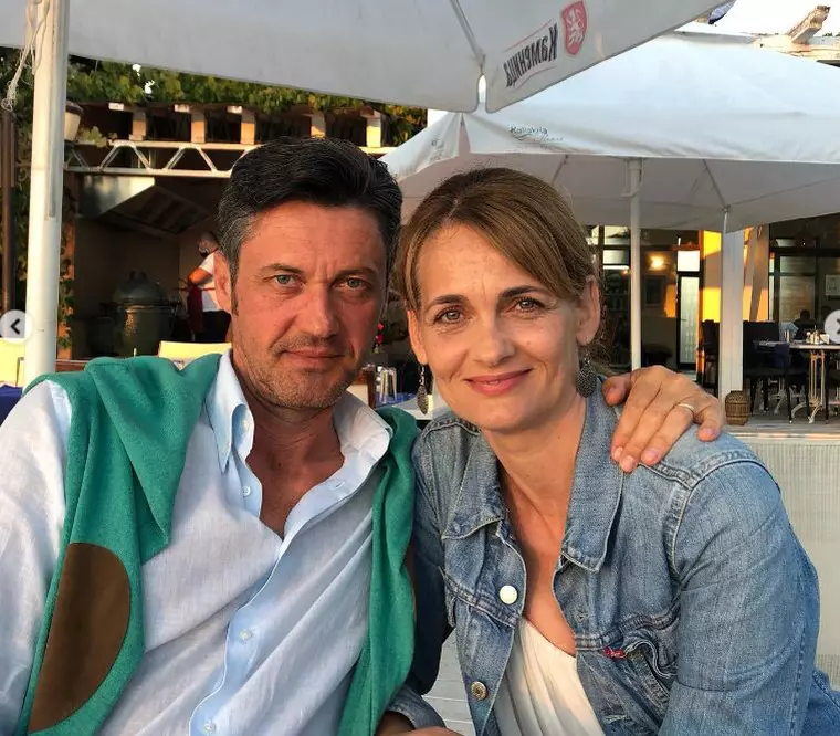 Elvira Deatcu și-a cunoscut soțul în liceu: “Eu l-am cerut în căsătorie. Nu a fost cu inel, cu îngenuncheat, nimic din toate astea”. Exclusiv