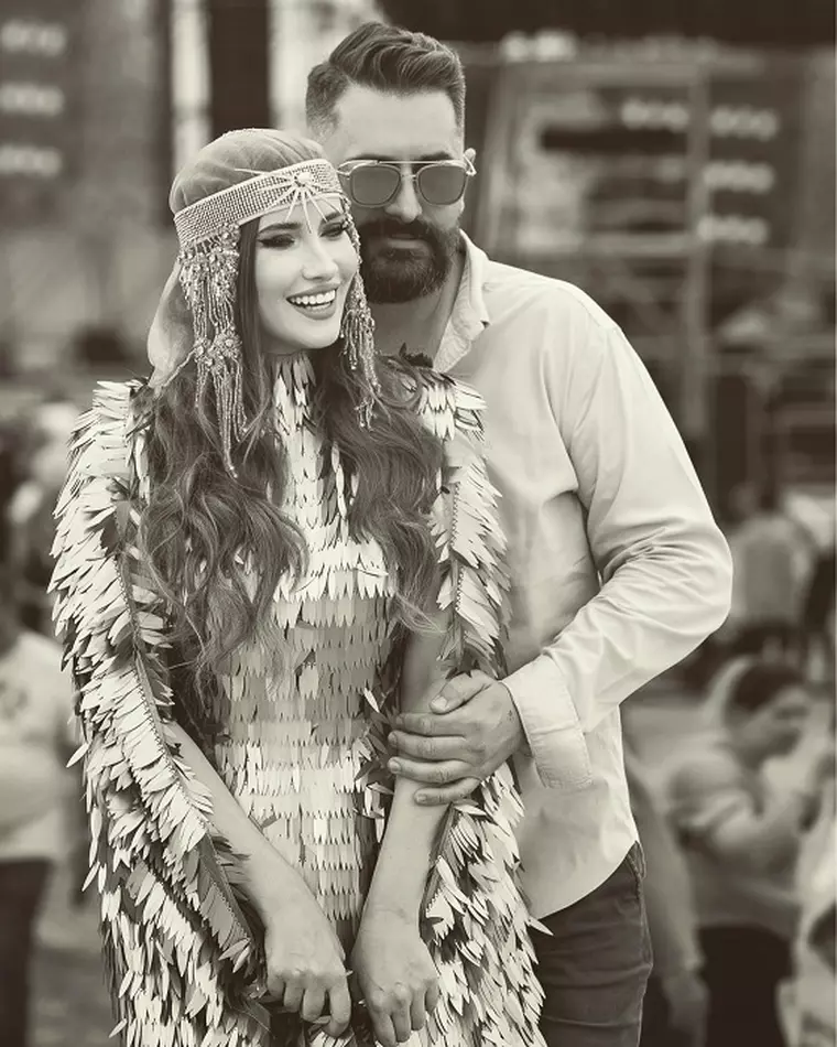 De ce nu se grăbește Iulia Albu să se căsătorească. Criticul de modă și iubitul ei, Mike, sunt împreună de șase ani