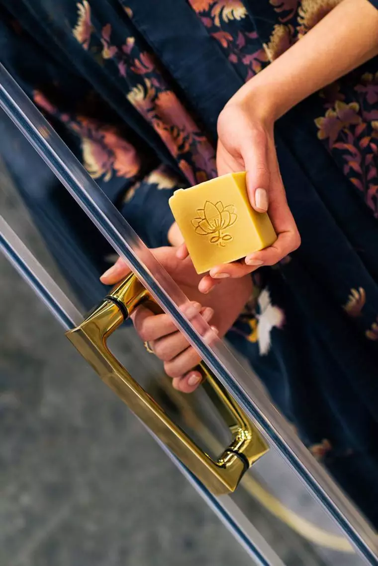 O clipă de răsfăț pentru tine, beneficii pe termen lung pentru pielea ta cu săpunurile Bright Lotus