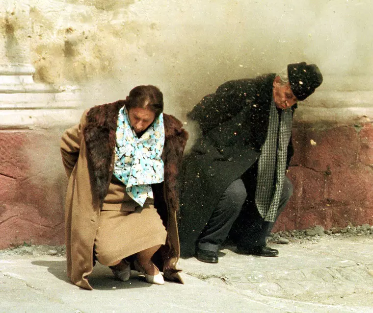 Elena Ceaușescu a murit îmbrăcată într-un palton Yves Saint Laurent. Obsesiile vestimentare ale soției ultimului dictator al României