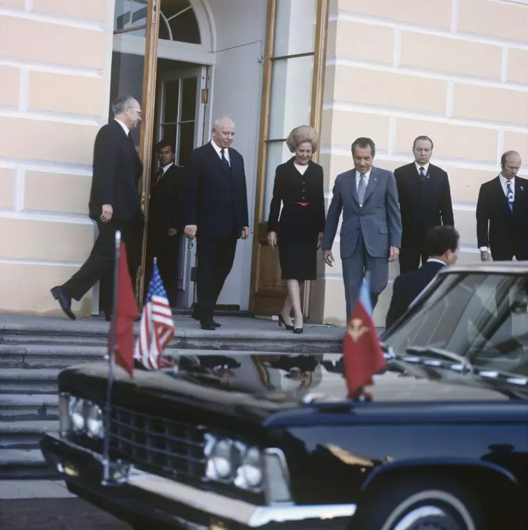 Elena Ceaușescu a murit îmbrăcată într-un palton Yves Saint Laurent. Obsesiile vestimentare ale soției ultimului dictator al României