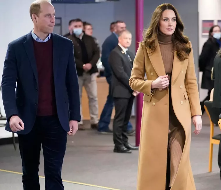 7 piese vestimentare low cost, preferate de Kate Middleton