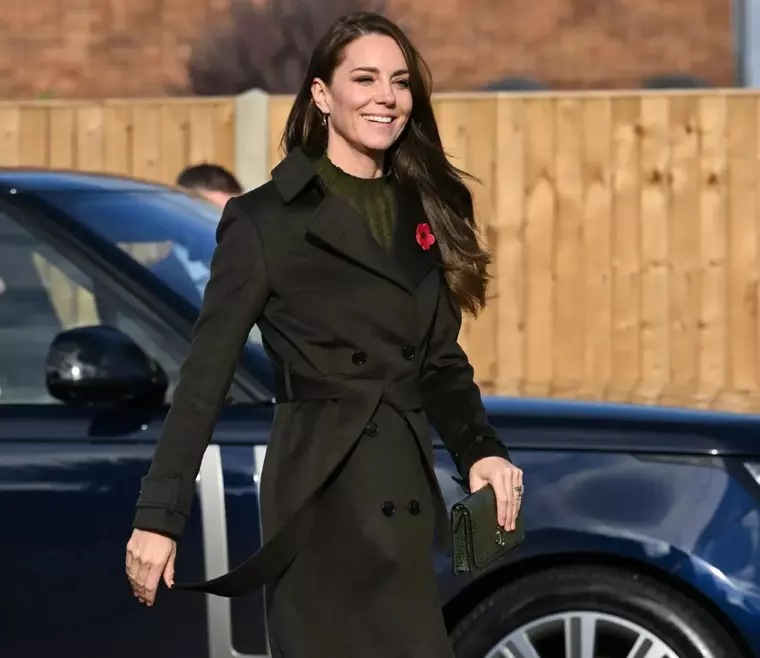 7 piese vestimentare low cost, preferate de Kate Middleton