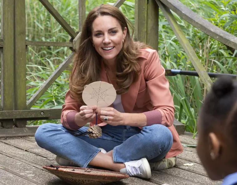 7 piese vestimentare low cost, preferate de Kate Middleton