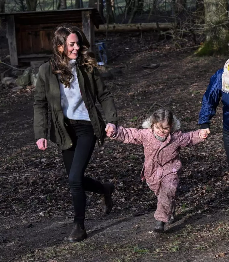 Cât costă ghetele preferate pe care le poartă Kate Middleton și cum își alege machiajul care să o pună în valoare