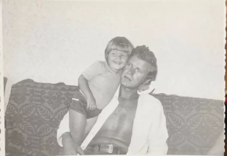 Bianca Ioniță în copilărie, alături de tatăl ei. Susră foto: Arhivă personală