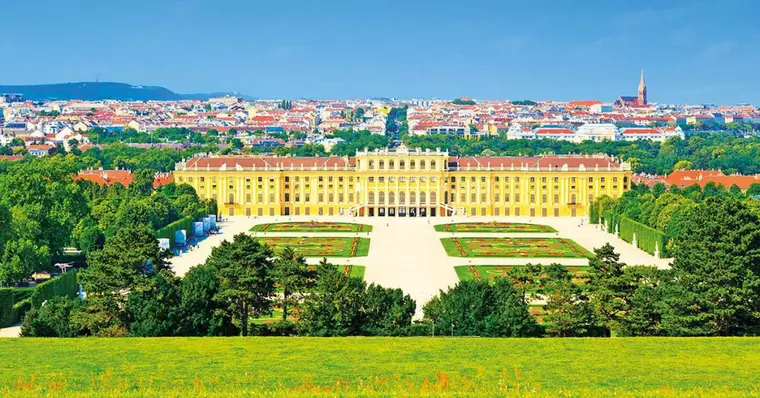 Destinaţii turistice pentru luna mai. Istorie, artă, distracții și plajă!