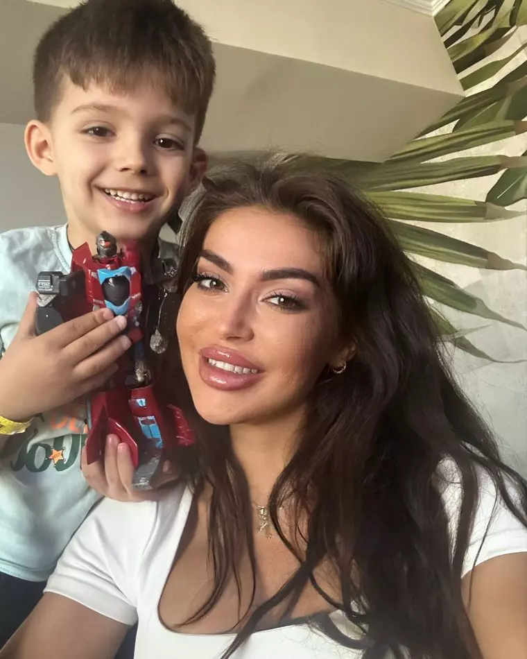 Elena Ionescu alături de fiul ei. Sursă foto: Arhivă personală