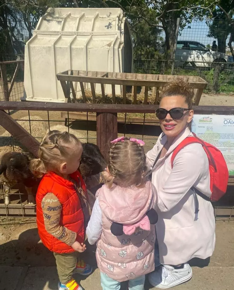 Alina Laufer petrece timpul liber cu gemenii