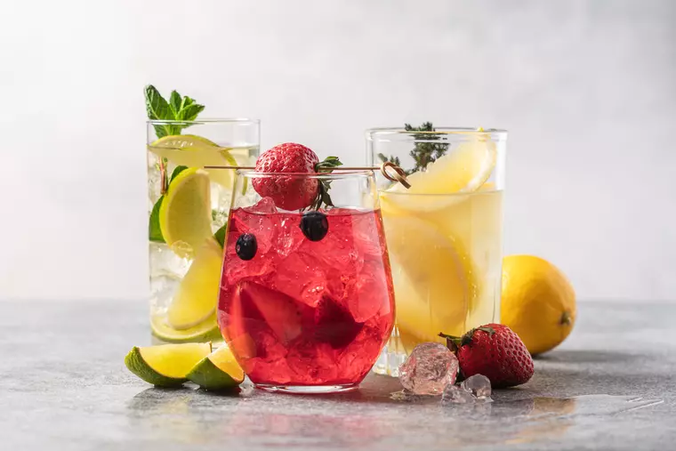 Băuturi răcoritoare de vară. Cocktailuri parfumate și limonade