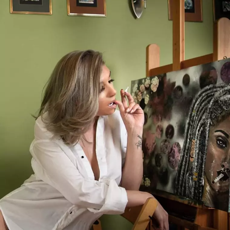 Sorana Darclee este pasionată de pictură. Sursă foto: Facebook