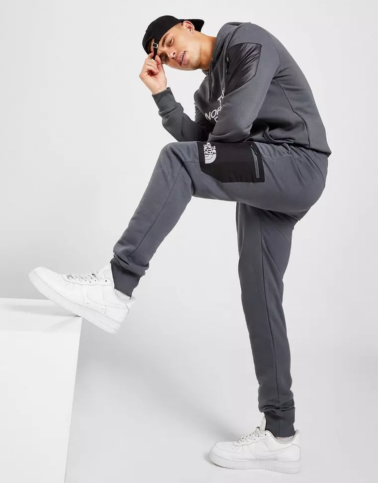 Pantaloni la modă de la The North Face pentru el și pentru ea
