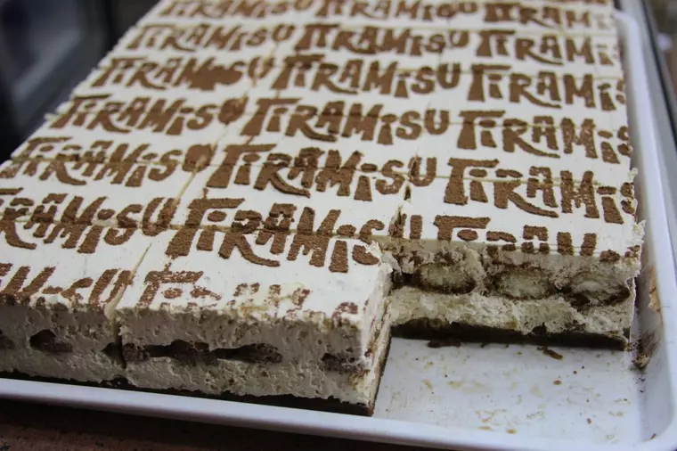 Tavă cu tiramisu clasic