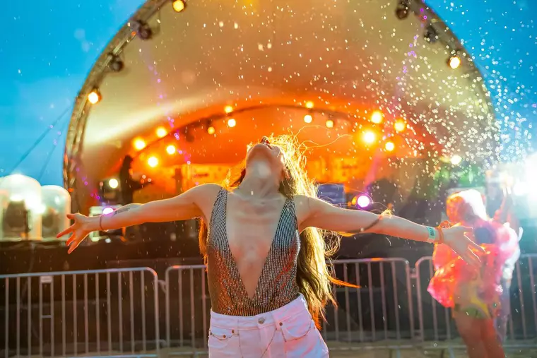 PESTE 70.000 DE FANI S-AU DISTRAT ÎN CEA DE-A TREIA ZI A NEVERSEA, LA CELE ȘASE SCENE ALE FESTIVALULUI