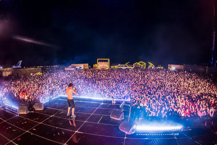 PESTE 70.000 DE FANI S-AU DISTRAT ÎN CEA DE-A TREIA ZI A NEVERSEA, LA CELE ȘASE SCENE ALE FESTIVALULUI