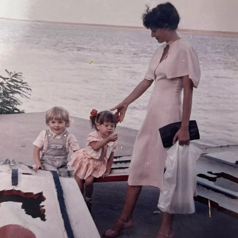 Crina Semciuc împreună cu mama și fratele ei. Sursă foto: Arhivă personală