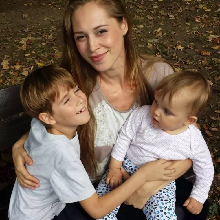 Elena Helciug alături de Ruxi și Luca. Sursă foto: Arhivă personală