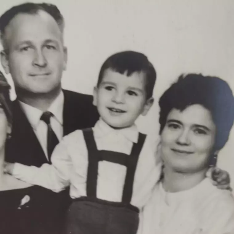 Mircea Zara alături de părinții lui. Sursă foto: Arhivă personală