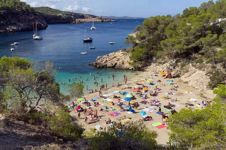 dove-vai-in-spiaggia-a-settembre-in-europa-spiaggia-a-ibiza