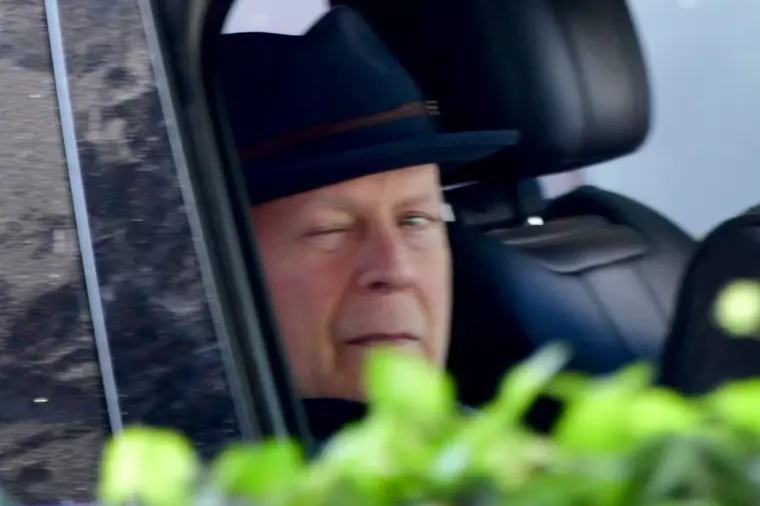 Imagini înduioșătoare cu Bruce Willis. Soția actorului: "E greu să trăiești cu demența"