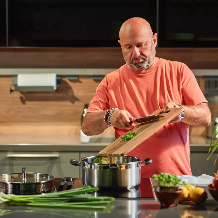 Ce face Cătălin Scărlătescu după ce a plecat de la Chefi la cuțite: “Am fost și sunt în gastronomie un supraviețuitor”/ Exclusiv