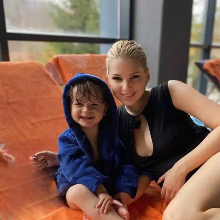 Sandra N și fiul ei, Avi Alexandru. Sursă foto: Arhivă personală