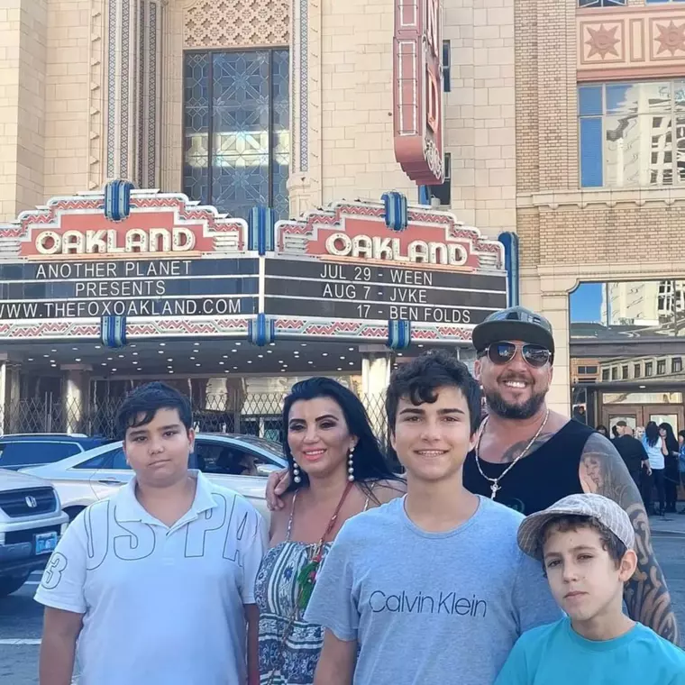 Adriana Bahmuțeanu alături de familie. Sursă foto: Arhivă personală