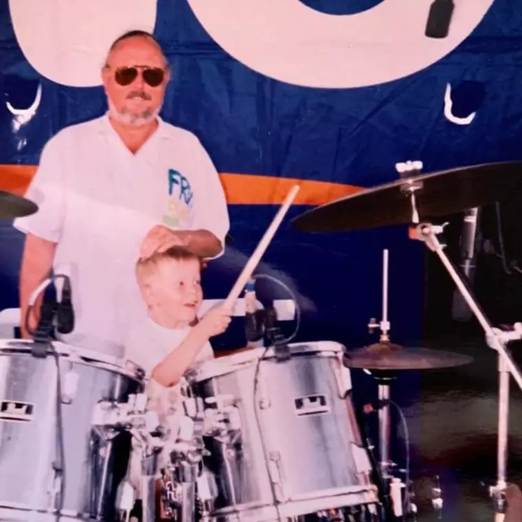 Bubu, în copilărie, alături de Mișu Cernea. Sursă foto: Arhivă personală