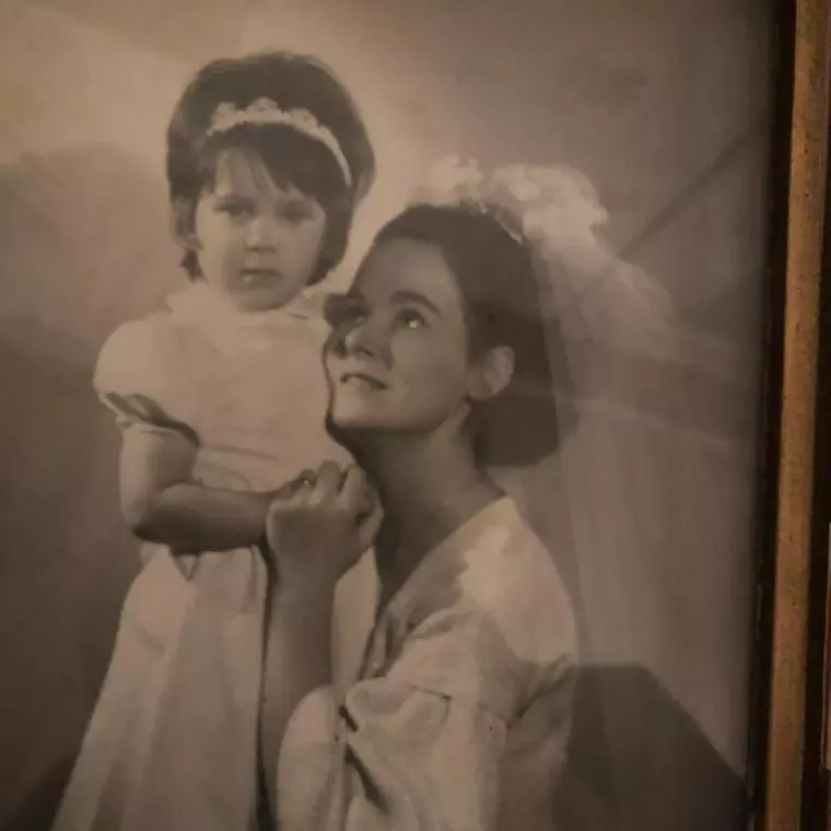 Anca Sigartău alături de mama ei. Sursă foto: Arhivă personală