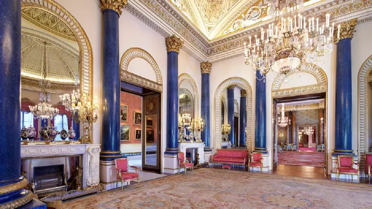 Imagini spectaculoase din Palatul Buckingham. Unde duce pasajul secret din salonul alb pe care Regina îl folosea zilnic