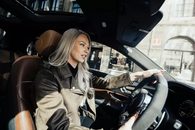Scule auto pe care orice șoferiță ar trebui să le aibă în portbagaj
