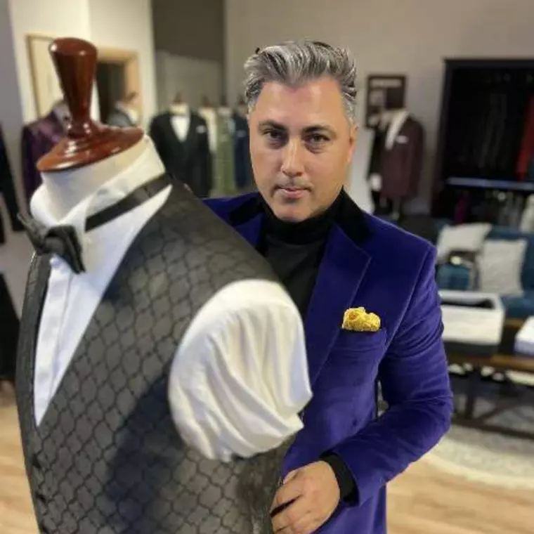 Alex Ciucu a moștenit de la bunica lui talentul pentru croit. Sursă foto: Arhivă personală